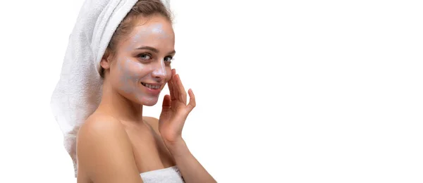 Seorang wanita setelah mandi menerapkan krim di wajahnya — Stok Foto