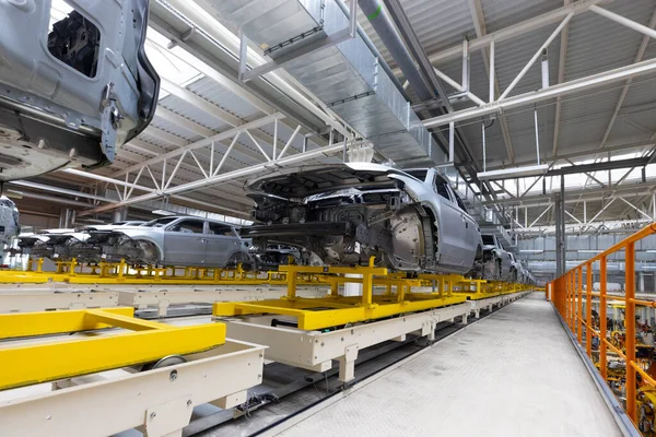 Les caisses sont sur la chaîne de montage. Usine pour la production de voitures. Industrie automobile moderne — Photo