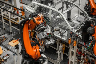 Araba cesetleri montaj hattında. Araba üretim fabrikası. Modern otomotiv endüstrisi. Elektrikli araba fabrikası, taşıyıcı