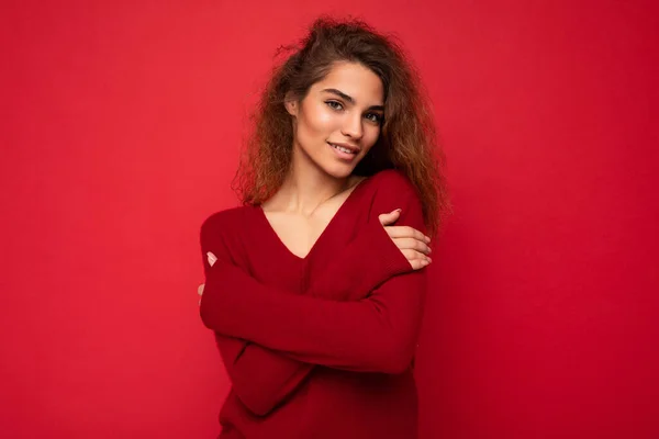 Foto de hermosa mujer adulta sonriente positiva con ropa elegante de pie aislada sobre un fondo colorido con espacio de copia mirando a la cámara —  Fotos de Stock