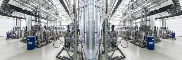 Panorama spegel foto av rör och tankar. Produktion av kemi och medicin. Läkemedelsfabrik. Interiör i en högteknologisk fabrik, modern produktion — Stockfoto
