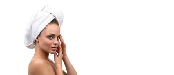 Kobieta w średnim wieku z zadbaną skórą dotyka twarzy dłońmi, kosmetyczna koncepcja pielęgnacji skóry dla wieku — Zdjęcie stockowe