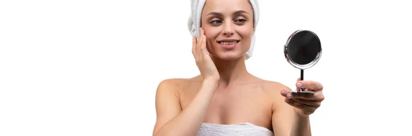 Wanita paruh baya setelah mandi dengan cermin di tangan, konsep spa perawatan kulit — Stok Foto