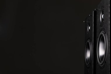 Büyük hoparlörlü iki büyük siyah hoparlör kopyalama alanı olan siyah bir arkaplan üzerinde
