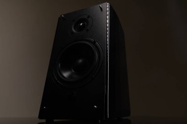 Koyu arkaplanda ev sineması için büyük bir hoparlör hoparlörü var