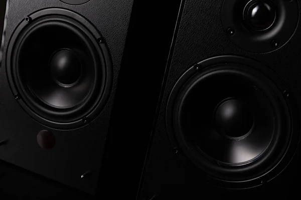 Schwarze Lautsprecheranlage mit Klavierlack und riesigen Lautsprechern auf schwarzem Hintergrund — Stockfoto