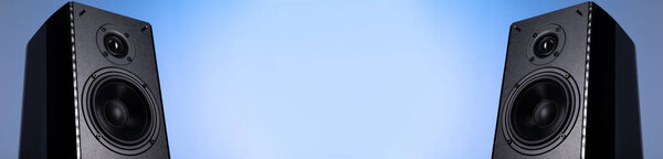 две огромные колонны с копировальным пространством между ними на светло-голубом фоне