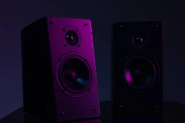 Fotografía de imagen del sistema de altavoces sobre fondo negro con iluminación atmosférica púrpura — Foto de Stock