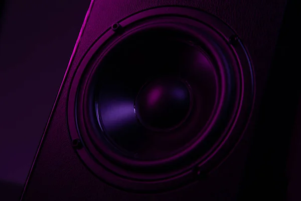 Lautsprecher in Nahaufnahme auf schwarzem Hintergrund mit stimmungsvoller Beleuchtung — Stockfoto