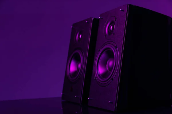 Hi-fi speaker set dengan speaker besar di latar belakang gelap, ungu neon iluminasi — Stok Foto