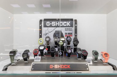 Minsk, Belarus - 25 Kasım 2021: Bir alışveriş merkezinin vitrininde erkek ve kadınlar için saatli mağaza fotoğrafı