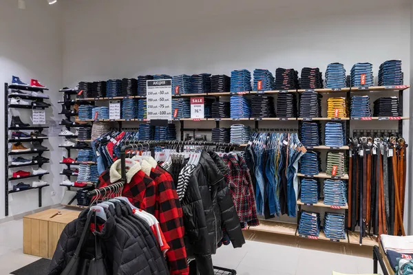 Minsk, Weißrussland - 25. Nov 2021: Foto eines Ladens für Jugend, modische und stilvolle Kleidung mit Jeans, Jacke, T-Shirt, Pullover, Kapuzenpullover, Hosen für Männer und Frauen in einem Einkaufszentrum — Stockfoto