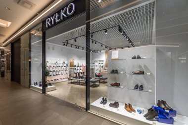 Minsk, Belarus - 25 Kasım 2021: Alışveriş merkezindeki kadın ve erkekler için lüks bir gençlik ayakkabısı mağazasının girişinin fotoğrafı