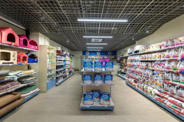 Minsk, Belarus - 25 Kasım 2021: Oyuncaklı, yiyecekli, evcil hayvanları besleyen hayvanlar için veteriner dükkanının girişinin fotoğrafı. Dükkan konsepti