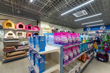 Minsk, Belarus - 25 Kasım 2021: Oyuncaklı, yiyecekli, evcil hayvanları besleyen hayvanlar için veteriner dükkanının fotoğrafı. Dükkan konsepti