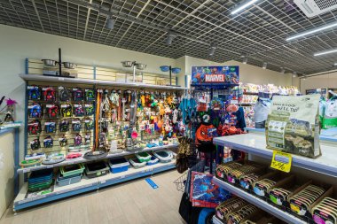 Minsk, Belarus - 25 Kasım 2021: Oyuncaklı, yiyecekli, evcil hayvanları besleyen hayvanlar için veteriner dükkanının fotoğrafı. Dükkan konsepti