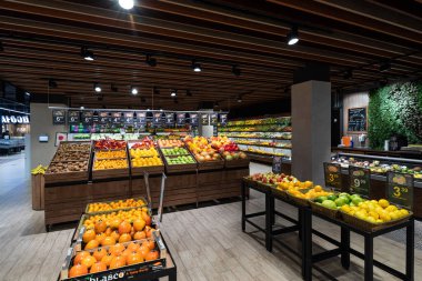 Minsk, Belarus - 25 Kasım 2021: Marketteki sebze ve meyve fotoğrafları. Alışveriş merkezindeki dükkanda elma, kivi, limon, muz, portakal. Dükkan konsepti