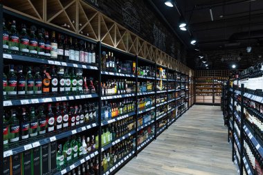 Minsk, Belarus - 25 Kasım 2021: Bir marketteki şarap ve alkol bölümünün fotoğrafı. Alışveriş ve alışveriş konsepti. Alkol ve şişeler.