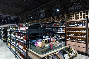 Minsk, Belarus - 25 Kasım 2021: Bir marketteki şarap ve alkol bölümünün fotoğrafı. Alışveriş ve alışveriş konsepti. Alkol ve şişeler.