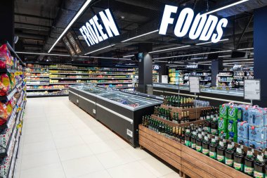 Minsk, Belarus - 25 Kasım 2021: Donmuş ürünler bölümünün bir markette çekilmiş fotoğrafı. Alışveriş ve alışveriş konsepti