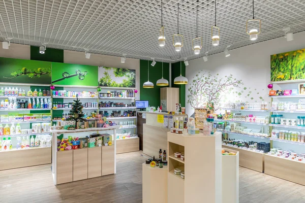 Minsk, Bielorrússia - 25 de novembro de 2021: Foto de uma loja com cosméticos de cuidado natural em um centro comercial. Interior em cores verdes com decorações de Ano Novo. Loja e compras — Fotografia de Stock