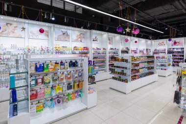 Minsk, Belarus - 25 Kasım 2021: Alışveriş merkezinde yüz ve vücut için güzellik ve bakım ürünleri olan bir mağazanın fotoğrafı. İçinde Noel süslemeleri var. Alışveriş ve alışveriş.