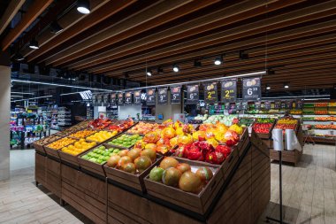 Minsk, Belarus - 25 Kasım 2021: Marketteki sebze ve meyve fotoğrafları. Alışveriş merkezindeki dükkanda elma, kivi, limon, muz, portakal. Dükkan konsepti
