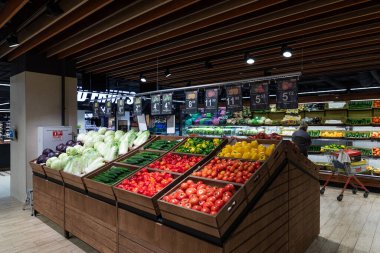 Minsk, Belarus - 25 Kasım 2021: Marketteki sebze ve meyve fotoğrafları. Bir alışveriş merkezinde domates, salatalık, lahana, biber.
