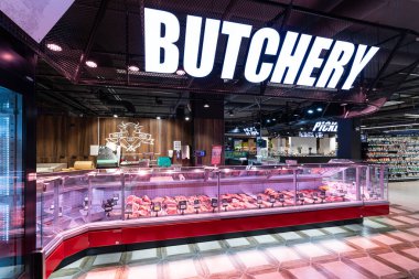 Minsk, Belarus - 25 Kasım 2021: Marketteki kasaplık bölümünün fotoğrafı. Alışveriş ve alışveriş konsepti