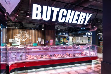Minsk, Belarus - 25 Kasım 2021: Marketteki kasaplık bölümünün fotoğrafı. Alışveriş ve alışveriş konsepti. Et.