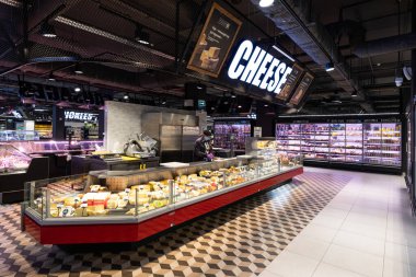 Minsk, Belarus - 25 Kasım 2021: Yiyeceklerle birlikte bir markette peynir reyonunun fotoğrafı. Alışveriş ve alışveriş konsepti