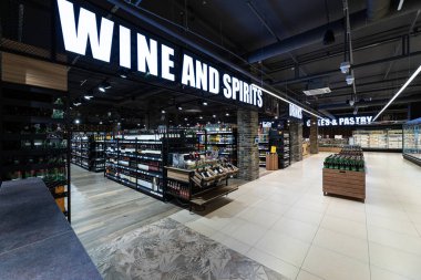 Minsk, Belarus - 25 Kasım 2021: Bir marketteki şarap ve alkol bölümünün fotoğrafı. Alışveriş ve alışveriş konsepti. Alkol.
