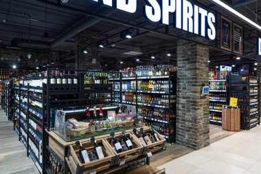 Minsk, Belarus - 25 Kasım 2021: Bir marketteki şarap ve alkol bölümünün fotoğrafı. Alışveriş ve alışveriş konsepti. Alkol.