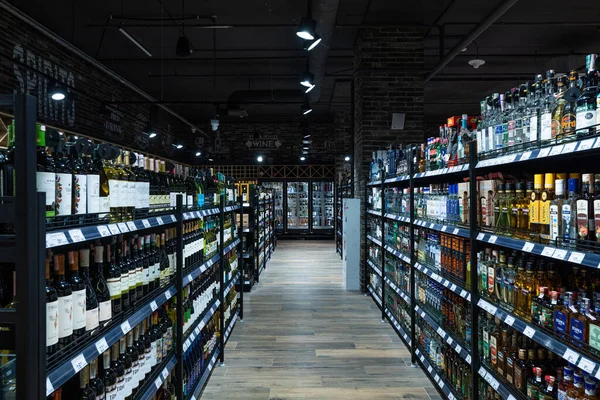 Минск, Беларусь - 25 ноября 2021 года: Фото винно-алкогольного отдела в продуктовом магазине с продуктами питания. Магазин и торговый концепт. Алкоголь и бутылки — стоковое фото