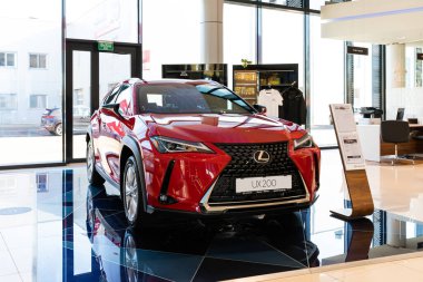 Minsk, Belarus - 25 Kasım 2021: Premium bir araba galerisinde kırmızı Lexus UX200 SUV