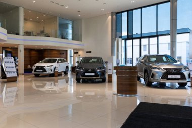 Minsk, Belarus - 25 Kasım 2021: Yeni lüks Lexus SUV 'ları olan modern şık bir galeri.