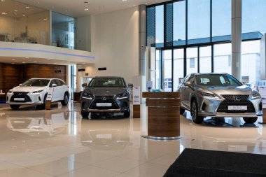 Minsk, Belarus - 25 Kasım 2021: Lexuss modern stil galerisinde yeni premium SUV modelleri