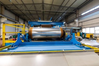 Çatı için metal fayans üretim hattı. Metal fabrikası atölyesinde çelik oluşturma makinesi. Metal levha profilleme makinesi