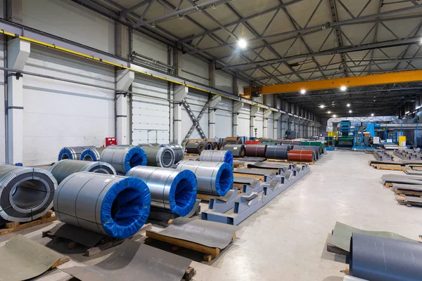 Máquina formadora de perfil de chapa metálica, processo de fabricação de telha de aço para telhado, fabricação industrial. Contexto da planta e da fábrica. Conceito industrial — Fotografia de Stock