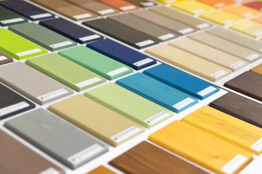 Hırdavatçı paletinde yağla boyanmış ahşap bloklar.