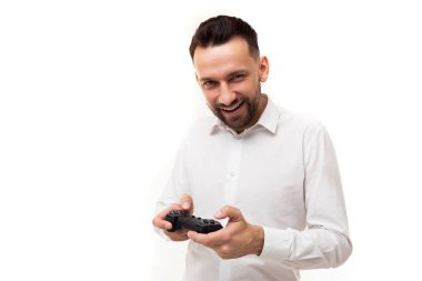 Elinde joystick olan beyaz tişörtlü genç şık bir adam bir video oyunu oynamaya davet ediyor.