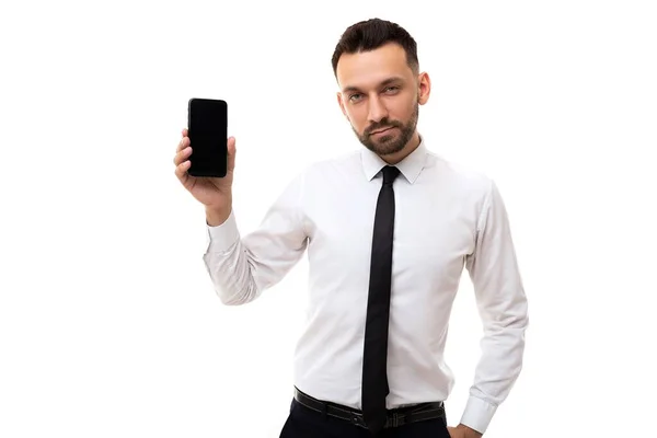 Sério elegante homem de meia idade empresário mostrando tela do smartphone no fundo branco — Fotografia de Stock