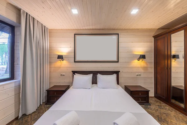 Innenraum eines Hotelzimmers mit einem großen Doppelbett und einem Bild über dem Kopfteil — Stockfoto