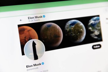 Minsk, Belarus - 10 Aralık 2021: Elon Musks Twitter hesabı monitörde