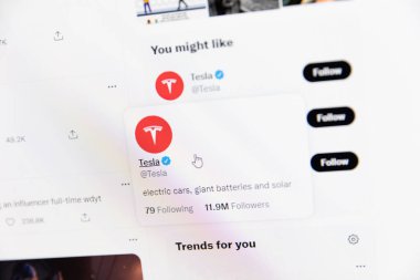 Minsk, Belarus - 10 Aralık 2021: Monitör ekranında Teslas Twitter hesabı