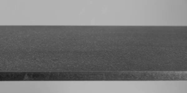 Металлическая столешница для копирования пространства на серой стене — стоковое фото