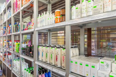 Minsk, Belarus - 29 Kasım 2021: mağazadaki raflar ev kimyasalları ve kozmetiklerle dolu.