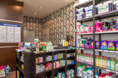 Minsk, Belarus - 29 Kasım 2021: Mağazada kimyasal ve kozmetik ürünleri satan bir mağazanın içi