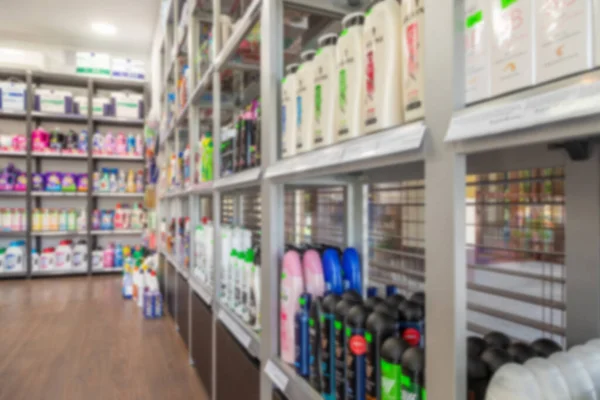 Półka w sklepie z chemikaliami gospodarczymi i kosmetykami, zdjęcie z rozmyciem, rozmycie ostrości — Zdjęcie stockowe