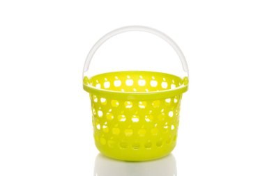 Sarı meyve kovası beyaz izole arkaplanda boş